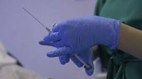 jeringa en manos de un médico
