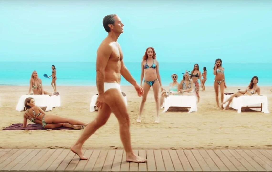 Chicas en la playa miraron fijamente a un hombre que agrandó su pene