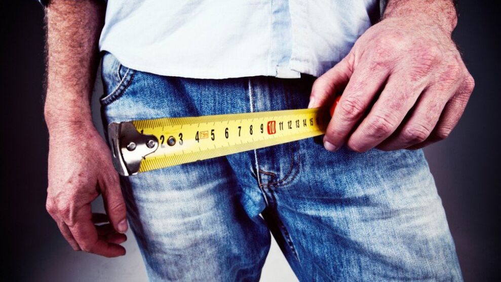 hombre midiendo el pene después del agrandamiento con gel